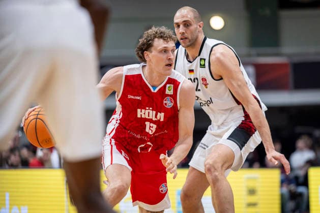 Barmer 2 Basketball Bundesliga ProA Bayer Giants Leverkusen vs RheinStars Koeln, 04 04 26 Leverkusen, 04 04 26 Adam Paige RheinStars Cologne, 13 and Dennis Heinzmann Bayer Giants Leverkusen, 22 during the game of the Barmer 2 Basketball Bundesliga ProA Bayer Giants Leverkusen vs RheinStars Koeln at the Ostermann Arena in Leverkusen Copyright: xBEAUTIFULxSPORTS LeahxKohringx