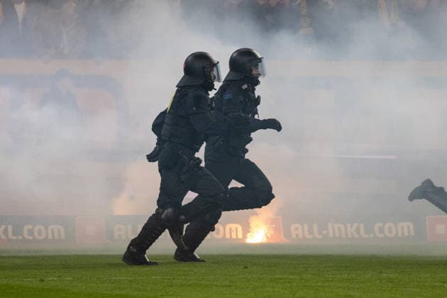 04.04.2026, Deutschland, Fussball, Dynamo Dresden vs Hertha BSC, 28. Spieltag, Saison 2025 2026, Rudolf-Harbig-Stadion : Platzsturm der Polizei nach Angriff von Hertha BSC auf die Fans von Dynamo Dresden *** 04 04 2026, Germany, Football, Dynamo Dresden vs Hertha BSC, Matchday 28, Season 2025 2026, Rudolf Harbig Stadium Police storm the pitch after Hertha BSC attack Dynamo Dresden fans Copyright: xMichellexLukax