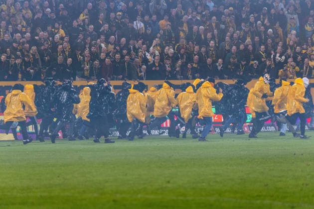 04 04 2026, Germany, Football, Dynamo Dresden vs Hertha BSC, Matchday 28, Season 2025 2026, Rudolf Harbig Stadium Police storm the pitch after Hertha BSC attack Dynamo Dresden fans Copyright: xMichellexLukax