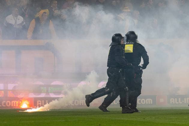 04 04 2026, Germany, Football, Dynamo Dresden vs Hertha BSC, Matchday 28, Season 2025 2026, Rudolf Harbig Stadium Police storm the pitch after Hertha BSC attack Dynamo Dresden fans Copyright: xMichellexLukax