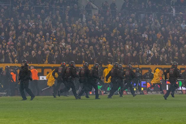 04 04 2026, Germany, Football, Dynamo Dresden vs Hertha BSC, Matchday 28, Season 2025 2026, Rudolf Harbig Stadium Police storm the pitch after Hertha BSC attack Dynamo Dresden fans Copyright: xMichellexLukax