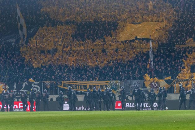 04 04 2026, Germany, Football, Dynamo Dresden vs Hertha BSC, Matchday 28, Season 2025 2026, Rudolf Harbig Stadium Police storm the pitch after Hertha BSC attack Dynamo Dresden fans Copyright: xMichellexLukax