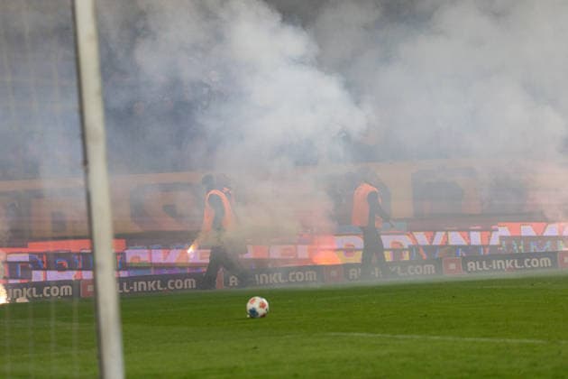 04 04 2026, Germany, Soccer, Dynamo Dresden vs Hertha BSC, Matchday 28, Season 2025 2026, Rudolf Harbig Stadium Police storm the pitch after Hertha BSC attack Dynamo Dresden fans , Pyrotechnics on the pitch Copyright: xMichellexLukax