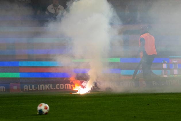 04 04 2026, Germany, Football, Dynamo Dresden vs Hertha BSC, Matchday 28, Season 2025 2026, Rudolf Harbig Stadium Pyrotechnics on the pitch Copyright: xMichellexLukax