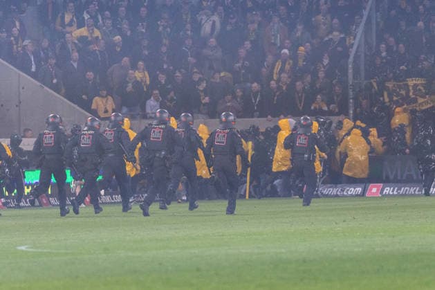 04 04 2026, Germany, Football, Dynamo Dresden vs Hertha BSC, Matchday 28, Season 2025 2026, Rudolf Harbig Stadium Police storm the pitch after Hertha BSC attack Dynamo Dresden fans Copyright: xMichellexLukax