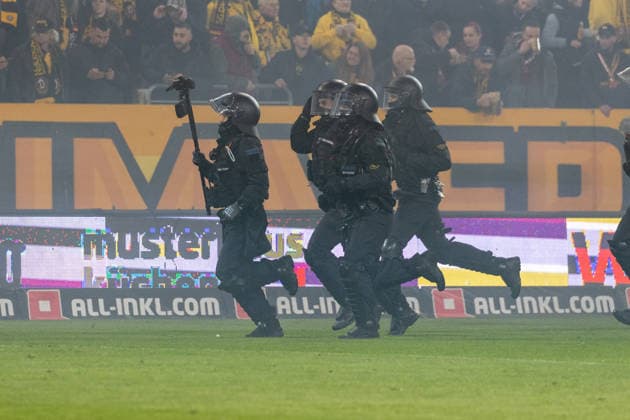 04 04 2026, Germany, Football, Dynamo Dresden vs Hertha BSC, Matchday 28, Season 2025 2026, Rudolf Harbig Stadium Police storm the pitch after Hertha BSC attack Dynamo Dresden fans Copyright: xMichellexLukax