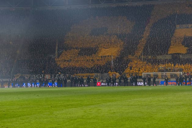 04 04 2026, Germany, Football, Dynamo Dresden vs Hertha BSC, Matchday 28, Season 2025 2026, Rudolf Harbig Stadium Police storm the pitch after Hertha BSC attack Dynamo Dresden fans Copyright: xMichellexLukax