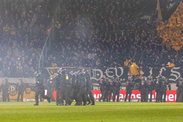 04 04 2026, Germany, Football, Dynamo Dresden vs Hertha BSC, Matchday 28, Season 2025 2026, Rudolf Harbig Stadium Police storm the pitch after Hertha BSC attack Dynamo Dresden fans Copyright: xMichellexLukax