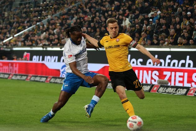 04 04 2026 Soccer Men 2025 2026 2 Bundesliga 28 Matchday SG Dynamo Dresden Hertha BSC Rudolf Harbig Stadion Dresden Niklas Hauptmann Dresden, 27, yellow in duel with Deyovaisio Zeefuik Berlin, 42, blue Dresden Saxony Germany
