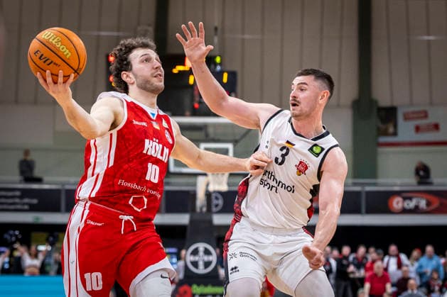 Barmer 2 Basketball Bundesliga ProA Bayer Giants Leverkusen vs RheinStars Koeln, 04 04 26 Leverkusen, 04 04 26 Haris Hujic RheinStars Cologne, 10 and Luca Finn Kahl Bayer Giants Leverkusen, 3 during the game of the Barmer 2 Basketball Bundesliga ProA Bayer Giants Leverkusen vs RheinStars Koeln at the Ostermann Arena in Leverkusen Copyright: xBEAUTIFULxSPORTS LeahxKohringx