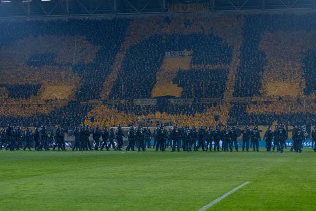 04 04 2026, Germany, Football, Dynamo Dresden vs Hertha BSC, Matchday 28, Season 2025 2026, Rudolf Harbig Stadium Police storm the pitch after Hertha BSC attack Dynamo Dresden fans Copyright: xMichellexLukax