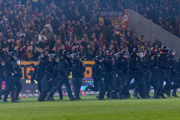 04 04 2026, Germany, Football, Dynamo Dresden vs Hertha BSC, Matchday 28, Season 2025 2026, Rudolf Harbig Stadium Police storm the pitch after Hertha BSC attack Dynamo Dresden fans Copyright: xMichellexLukax