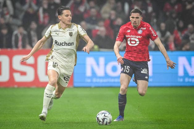 April 4, 2026, Villeneuve-D ascq, France, France: Florian THAUVIN of Lens and Romain PERRAUD of Lille during the Ligue 1 match between Lille OSC (LOSC) and RC Lens at Pierre Mauroy Stadium on April 04, 2026 in Villeneuve-d Ascq near Lille, France. Villeneuve-D ascq France - ZUMAm308 20260404_zsp_m308_001 Copyright: xMatthieuxMirvillex