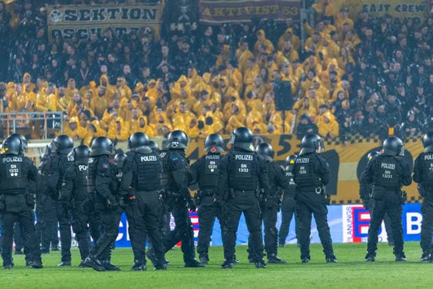04 04 2026, Germany, Football, Dynamo Dresden vs Hertha BSC, Matchday 28, Season 2025 2026, Rudolf Harbig Stadium Police storm the pitch after Hertha BSC attack Dynamo Dresden fans Copyright: xMichellexLukax