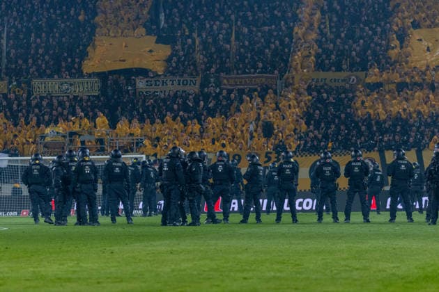 04 04 2026, Germany, Football, Dynamo Dresden vs Hertha BSC, Matchday 28, Season 2025 2026, Rudolf Harbig Stadium Police storm the pitch after Hertha BSC attack Dynamo Dresden fans Copyright: xMichellexLukax