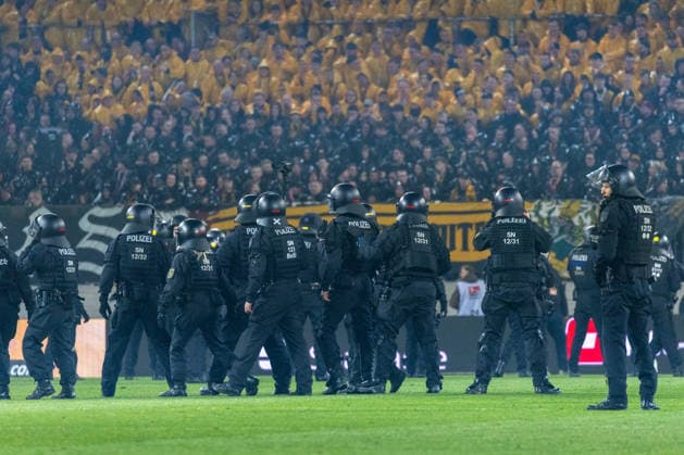 04 04 2026, Germany, Football, Dynamo Dresden vs Hertha BSC, Matchday 28, Season 2025 2026, Rudolf Harbig Stadium Police storm the pitch after Hertha BSC attack Dynamo Dresden fans Copyright: xMichellexLukax