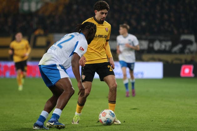 04 04 2026 Soccer Men 2025 2026 2 Bundesliga 28 Matchday SG Dynamo Dresden Hertha BSC Rudolf Harbig Stadion Dresden Ben Bobzien Dresden, 20, yellow is expected by Deyovaisio Zeefuik Berlin, 42, blue Dresden Saxony Germany