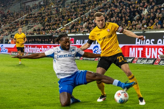 04 04 2026, Germany, Soccer, Dynamo Dresden vs Hertha BSC, 28 Matchday, Season 2025 2026, Rudolf Harbig Stadion Zeefuik Deyovaisio Hertha BSC, 42 in duel against Hauptmann Niklas Dynamo Dresden, 27 Copyright: xMichellexLukax