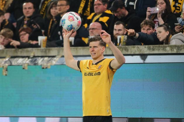 04 04 2026 Soccer Men 2025 2026 2 Bundesliga 28 Matchday SG Dynamo Dresden Hertha BSC Rudolf Harbig Stadion Dresden Alexander Rossipal Dresden, 19, yellow at a throw-in Dresden Saxony Germany