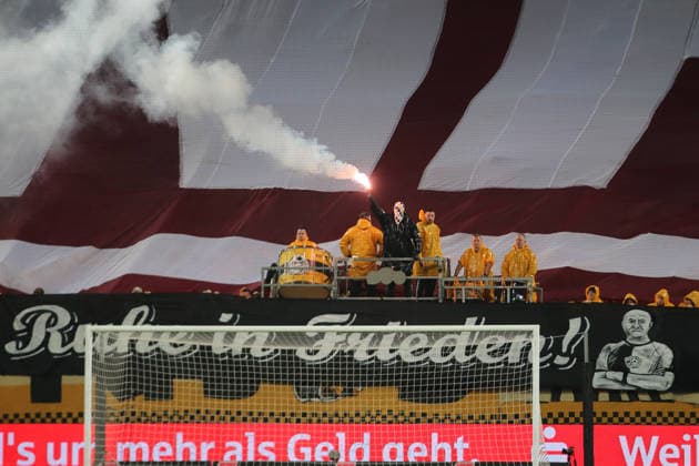 04.04.2026 Fußball Herren 2025 2026 2. Bundesliga 28. Spieltag SG Dynamo Dresden - Hertha BSC Rudolf-Harbig-Stadion Dresden Banner der Dynamo-Fans in Gedenken an Hansi Kreische. Dresden Sachsen Deutschland *** 04 04 2026 Soccer Men 2025 2026 2 Bundesliga 28 Matchday SG Dynamo Dresden Hertha BSC Rudolf Harbig Stadion Dresden Banner of the Dynamo Fans in memory of Hansi Kreische Dresden Saxony Germany