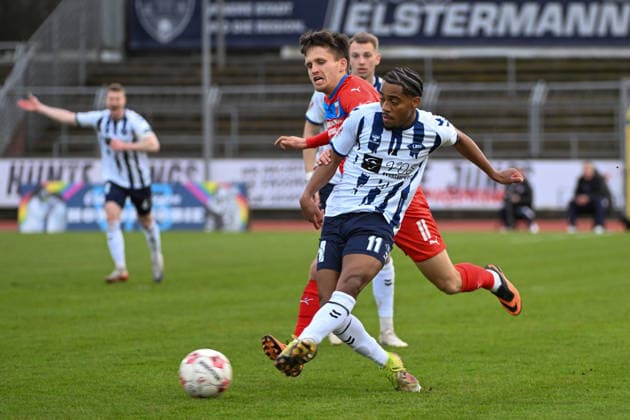 GER, Fussball, Krombacher-Niedersachsenpokal, VfB Oldenburg vs SV Drochtersen Assel 04.04.2025, Marschwegstadion, Oldenburg, GER, Krombacher-Niedersachsenpokal, Halbfinale, VfB Oldenburg vs SV Drochtersen Assel, DFL regulations prohibit any use of photographs as image sequences and or quasi-video, im Bild Aurel LOUBONGO-M BOUNGOU( VfB Oldenburg 11 ) Jorik WULFF ( SV Drochtersen Assel 11 ) *** GER, Football, Krombacher Niedersachsenpokal, VfB Oldenburg vs SV Drochtersen Assel 04 04 2025, Marschwegstadion, Oldenburg, GER, Krombacher Niedersachsenpokal, Semi-final, VfB Oldenburg vs SV Drochtersen Assel, DFL regulations prohibit any use of photographs as image sequences and or quasi video, im Bild Aurel LOUBONGO M BOUNGOU VfB Oldenburg 11 Jorik WULFF SV Drochtersen Assel 11 nordphotoxgmbhx xRojahn nph00310