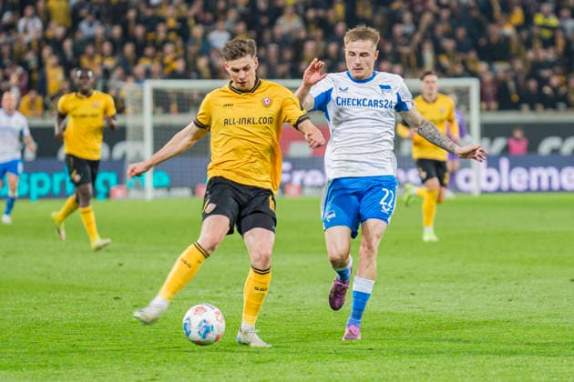 04 04 2026, xomx, Soccer 2 Bundesliga, Dynamo Dresden Hertha BSC Berlin v l Alexander Rossipal Dynamo Dresden and Marten Winkler Hertha BSC in a duel on the ball DFL DFB REGULATIONS PROHIBIT ANY USE OF PHOTOGRAPHS as IMAGE SEQUENCES and or QUASI VIDEO Dresden