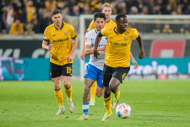04 04 2026, xomx, Soccer 2 Bundesliga, Dynamo Dresden Hertha BSC Berlin v l Kofi Amoako Dynamo Dresden on the ball in a duel with Kevin Sessa Hertha BSC DFL DFB REGULATIONS PROHIBIT ANY USE OF PHOTOGRAPHS as IMAGE SEQUENCES and or QUASI VIDEO Dresden