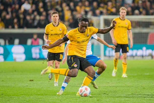 04 04 2026, xomx, Soccer 2 Bundesliga, Dynamo Dresden Hertha BSC Berlin v l Kofi Amoako Dynamo Dresden on the ball in a duel with Kevin Sessa Hertha BSC DFL DFB REGULATIONS PROHIBIT ANY USE OF PHOTOGRAPHS as IMAGE SEQUENCES and or QUASI VIDEO Dresden