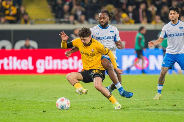 04 04 2026, xomx, Soccer 2 Bundesliga, Dynamo Dresden Hertha BSC Berlin v l Ben Justus Bobzien Dynamo Dresden and Deyo Deyovaisio Zeefuik Hertha BSC in a duel on the ball DFL DFB REGULATIONS PROHIBIT ANY USE OF PHOTOGRAPHS as IMAGE SEQUENCES and or QUASI VIDEO Dresden