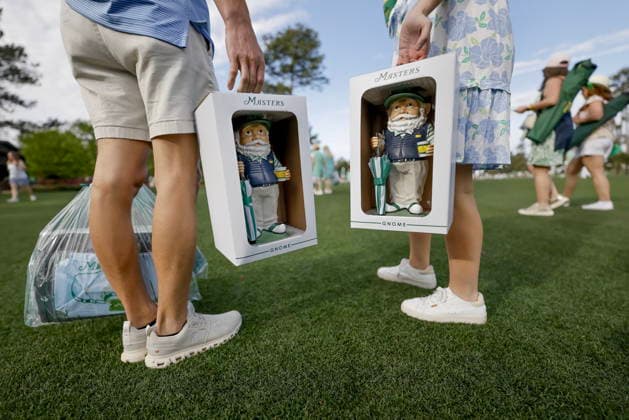 2026 Augusta National Women s Amateur golf tournament - Round 3 epaselect Falkner (L) and Chandler (R) Hain tote their Masters gnomes on the course after spending about 1.500 US dollars at the shop during the final round of the 2026 Augusta National Women s Amateur golf tournament at the Augusta National Golf Club in Augusta, Georgia, USA, 04 April 2026. AUGUSTA GEORGIA United States  Copyright: xERIKxS.xLESSERx