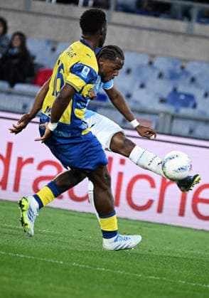 April 4, 2026, Rome, Italy: Lazio™s Nuno Tavares (R) in action against Parma™s Mandela Keita (L) during the Serie A soccer match between SS Lazio and Parma at the Olimpico stadium in Rome, Italy, 4 April 2026. ANSA RICCARDO ANTIMIANI. Soccer: Serie A; Lazio Vs Parma  - ZUMAa110 20260404_zaf_a110_038 Copyright: xRiccardoxAntimianix