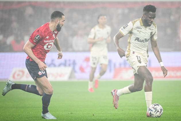 April 4, 2026, Villeneuve-D ascq, France, France: Nabil BENTALEB of Lille and Odsonne EDOUARD of Lens during the Ligue 1 match between Lille OSC (LOSC) and RC Lens at Pierre Mauroy Stadium on April 04, 2026 in Villeneuve-d Ascq near Lille, France. Lille OSC V RC Lens - Ligue 1  - ZUMAm308 20260404_zsp_m308_006 Copyright: xMatthieuxMirvillex