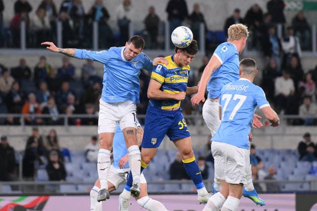 Foto IPP Luciano Adriani Roma 04 04 2026 Campionato di calcio Serie A Tim 2025-2026 Lazio v Parma Nella foto: Alessio Romagnoli contrasta di testa Alessandro Circati del Parma a destra Italy Photo Press - World Copyright Roma italy Italia ITALY  Copyright: xR4924_italyphotopressx