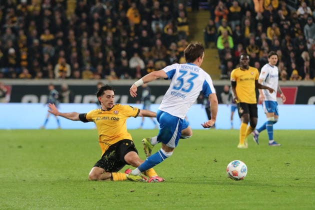04 04 2026 Soccer Men 2025 2026 2 Bundesliga 28 Matchday SG Dynamo Dresden Hertha BSC Rudolf Harbig Stadion Dresden Jason Ceka Dresden, 7, yellow in duel with Michal Karbownik Berlin, 33, blue Dresden Saxony Germany