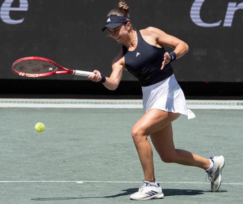 April 4, 2026: Iva Jovic (USA) loses to Jessica Pegula (USA) 6-4, 5-7, 6-3, at the Credit One Charleston Open being played at Credit One Staduim in Charleston, South Carolina, {USA} Ã‚ Tennisclix Charleston USA - ZUMAc04_ 20260404_zma_c04_053 Copyright: xLesliexBillmanx