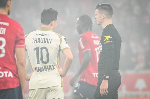 April 4, 2026, Villeneuve-D ascq, France, France: Referee Francois LETEXIER and Florian THAUVIN of Lens during the Ligue 1 match between Lille OSC (LOSC) and RC Lens at Pierre Mauroy Stadium on April 04, 2026 in Villeneuve-d Ascq near Lille, France. Villeneuve-D ascq France - ZUMAm308 20260404_zsp_m308_010 Copyright: xMatthieuxMirvillex