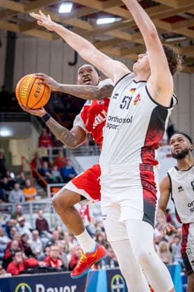 Barmer 2 Basketball Bundesliga ProA Bayer Giants Leverkusen vs RheinStars Koeln, 04 04 26 Leverkusen, 04 04 26 Cedric Cezell Russell Jr RheinStars Cologne, 0 and Sören Urbansky Bayer Giants Leverkusen, 51 during the game of the Barmer 2 Basketball Bundesliga ProA Bayer Giants Leverkusen vs RheinStars Koeln at the Ostermann Arena in Leverkusen Copyright: xBEAUTIFULxSPORTS LeahxKohringx