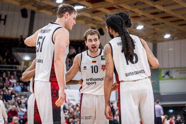 Barmer 2 Basketball Bundesliga ProA Bayer Giants Leverkusen vs RheinStars Koeln, 04 04 26 Leverkusen, 04 04 26 The team of the Bayer Giants around Sebastian Brach Bayer Giants Leverkusen, 10 during the game of the Barmer 2 Basketball Bundesliga ProA Bayer Giants Leverkusen vs RheinStars Koeln at the Ostermann Arena in Leverkusen Copyright: xBEAUTIFULxSPORTS LeahxKohringx