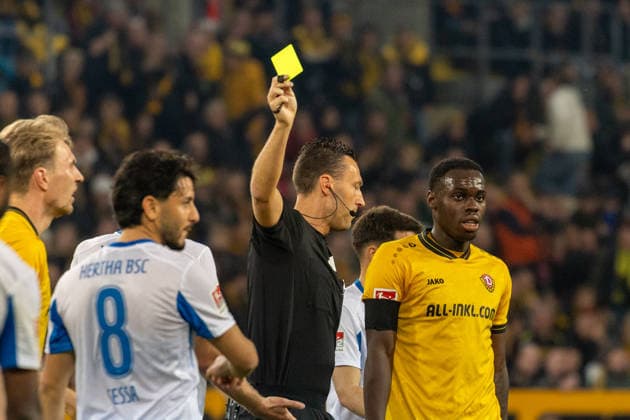 04 04 2026, Germany, Soccer, Dynamo Dresden vs Hertha BSC, Matchday 28, Season 2025 2026, Rudolf Harbig Stadion Jablonski Sven Referee with yellow card Copyright: xMichellexLukax