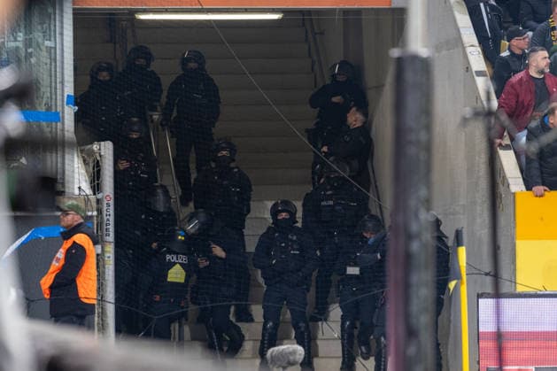 04 04 2026, Germany, Soccer, Dynamo Dresden vs Hertha BSC, 28 Matchday, Season 2025 2026, Rudolf Harbig Stadium Police cordon off the guest block Copyright: xMichellexLukax