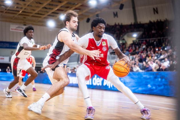 Barmer 2 Basketball Bundesliga ProA Bayer Giants Leverkusen vs RheinStars Cologne, 04 04 26 Leverkusen, 04 04 26 Sebastian Brach Bayer Giants Leverkusen, 10 and Kenny Andre Baptiste RheinStars Cologne, 39 during the game of the Barmer 2 Basketball Bundesliga ProA Bayer Giants Leverkusen vs RheinStars Cologne at the Ostermann Arena in Leverkusen Copyright: xBEAUTIFULxSPORTS LeahxKohringx