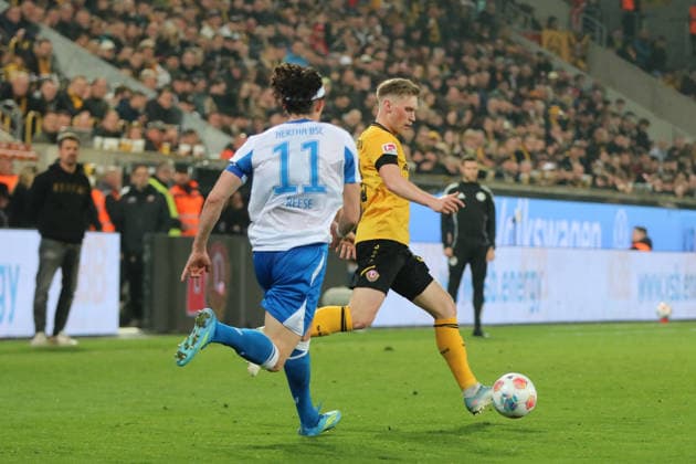 04 04 2026 Soccer Men 2025 2026 2 Bundesliga 28 Matchday SG Dynamo Dresden Hertha BSC Rudolf Harbig Stadion Dresden Jonas Sterner Dresden, 32, yellow on the ball Fabian Reese Berlin, 11, white runs at him Dresden Saxony Germany