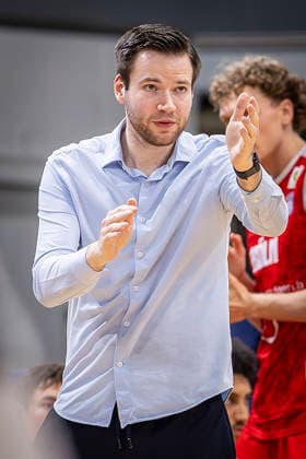Barmer 2 Basketball Bundesliga ProA Bayer Giants Leverkusen vs RheinStars Cologne, 04 04 26 Leverkusen, 04 04 26 Oliver Elling Assistant Coach RheinStars Cologne during the game of the Barmer 2 Basketball Bundesliga ProA Bayer Giants Leverkusen vs RheinStars Cologne in the Ostermann Arena in Leverkusen Copyright: xBEAUTIFULxSPORTS LeahxKohringx
