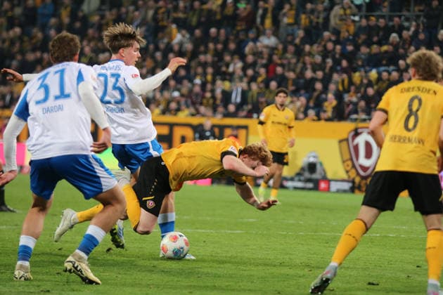 04 04 2026 Soccer Men 2025 2026 2 Bundesliga 28 Matchday SG Dynamo Dresden Hertha BSC Rudolf Harbig Stadion Dresden Robert Wagner Dresden, 18, yellow is brought down by Kennet Eichhorn Berlin, 23, white in the penalty area Dresden Saxony Germany