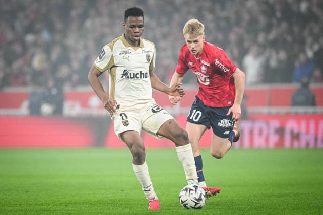 April 4, 2026, Villeneuve-D ascq, France, France: Mamadou SANGARE of Lens and Hakon ARNAR HARALDSSON of Lille during the Ligue 1 match between Lille OSC (LOSC) and RC Lens at Pierre Mauroy Stadium on April 04, 2026 in Villeneuve-d Ascq near Lille, France. Lille OSC V RC Lens - Ligue 1  - ZUMAm308 20260404_zsp_m308_015 Copyright: xMatthieuxMirvillex
