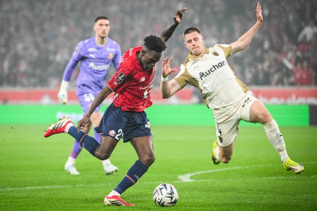 April 4, 2026, Villeneuve-D ascq, France, France: Felix CORREIA of Lille and Nidal CELIK of Lens during the Ligue 1 match between Lille OSC (LOSC) and RC Lens at Pierre Mauroy Stadium on April 04, 2026 in Villeneuve-d Ascq near Lille, France. Villeneuve-D ascq France - ZUMAm308 20260404_zsp_m308_012 Copyright: xMatthieuxMirvillex