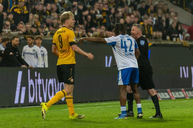 04 04 2026, Germany, Soccer, Dynamo Dresden vs Hertha BSC, Matchday 28, Season 2025 2026, Rudolf Harbig Stadion Dispute between Dynamo Dresden and Hertha BSC, Vermeij Vincent Dynamo Dresden, 9 , Zeefuik Deyovaisio Hertha BSC, 42 Copyright: xMichellexLukax