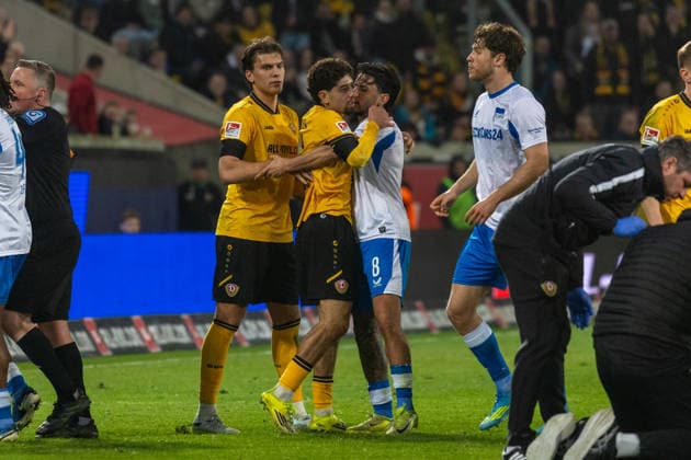 04 04 2026, Germany, Soccer, Dynamo Dresden vs Hertha BSC, Matchday 28, Season 2025 2026, Rudolf Harbig Stadion Dispute between Dynamo Dresden and Hertha BSC, Bobzien Ben Dynamo Dresden, 20 , Sessa Kevin Hertha BSC, 8 Copyright: xMichellexLukax