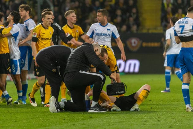 04 04 2026, Germany, Soccer, Dynamo Dresden vs Hertha BSC, Matchday 28, Season 2025 2026, Rudolf Harbig Stadion Wagner Robert Dynamo Dresden, 18 is injured on the ground Copyright: xMichellexLukax