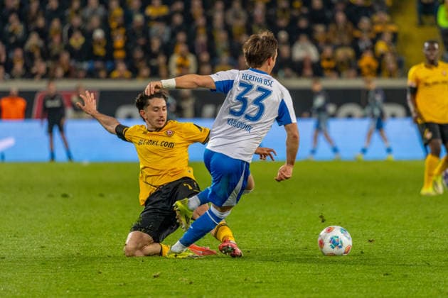 04 04 2026, Germany, Soccer, Dynamo Dresden vs Hertha BSC, Matchday 28, Season 2025 2026, Rudolf Harbig Stadion Ceka Jason Dynamo Dresden, 7 in duel against Karbownik Michal Hertha BSC, 33 Copyright: xMichellexLukax